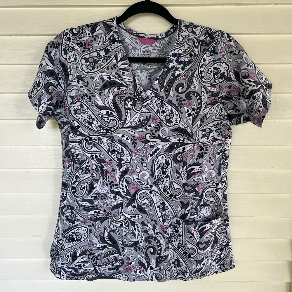 Vera Bradley scrub top